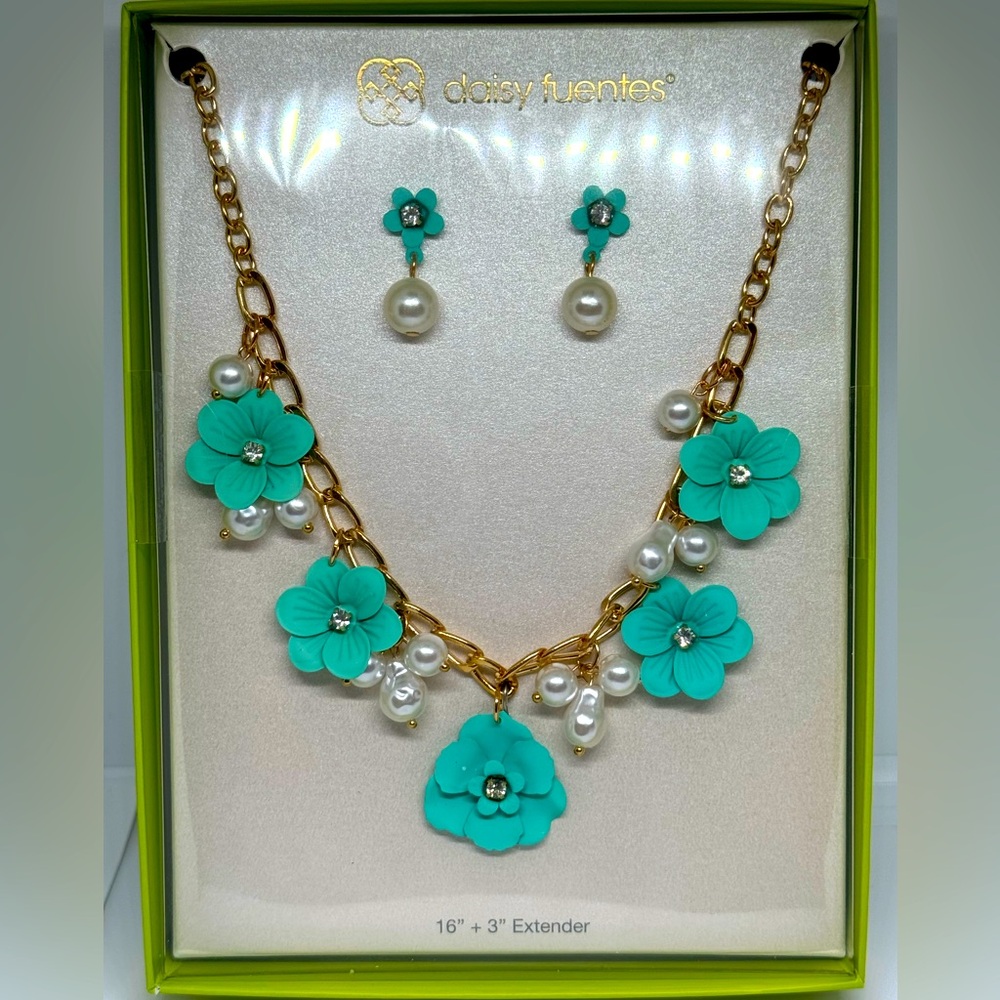 Daisy Fuentes Chunky Flower Crystal Link Necklace and Earring Gift Box Set